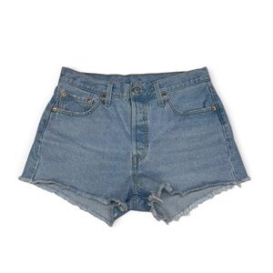 levi’s 501 light wash denim raw hem shorts ♡